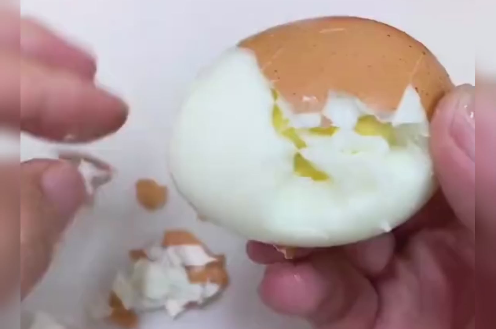 Kitchen gadget for eggs